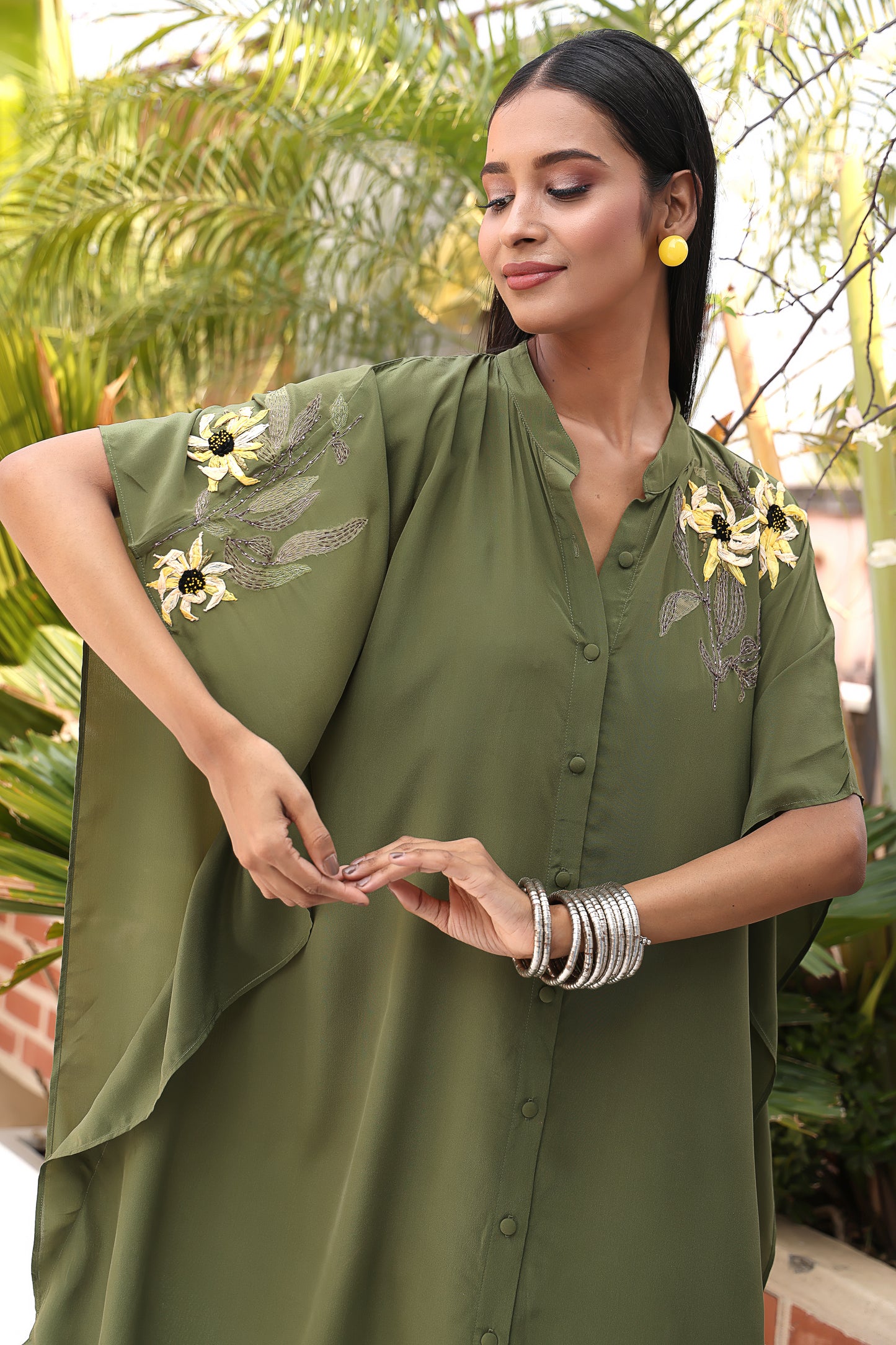 Flowy kaftan with an asymmetrical hemline and contrasting embroidery