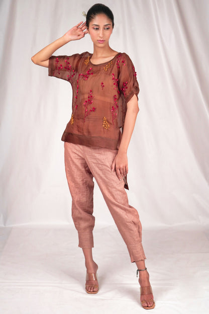 Comfortable linen trousers with fitted band hemline