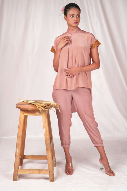 Fitted women's trousers with turned up hemline