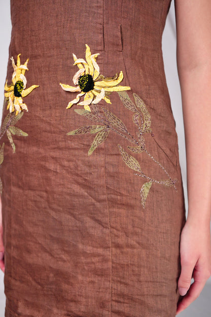 Semi-fitted linen dress with contrasting embroidered flora